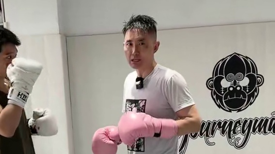 正反架切换绝招，两次假动作后的低扫重击 #泰拳 #踢拳 #格斗装备 #低扫踢 #格斗技术