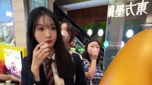 挑战拿个金蛋换顿牛叠叠 大家看到最后砸开的结果，你们觉得我俩谁亏了#金蛋换饭挑战 #南京美食