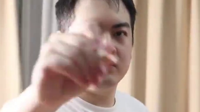 线上观众的福利来了！DFYG 队员镜头签，如同现场近距离接触的感觉。#决胜巅峰全球电竞 #决胜巅峰世