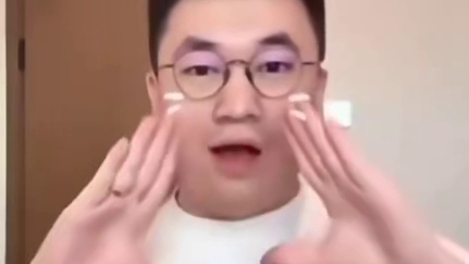 姿态和万坤玩黑色沙漠，虽然一度努力在玩，但躺赢还嘴硬