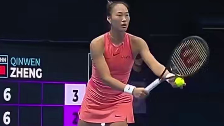 WTA东京站女单决赛 ，郑钦文通过抢七以7-6(5)先下一城 ，大比分1-0领先肯宁。