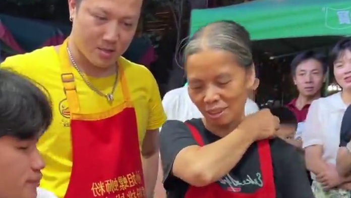 上海帅哥代表全国学生挑战阿姨10碗爆辣~你觉得他能挑战成功吗？#螺蛳粉