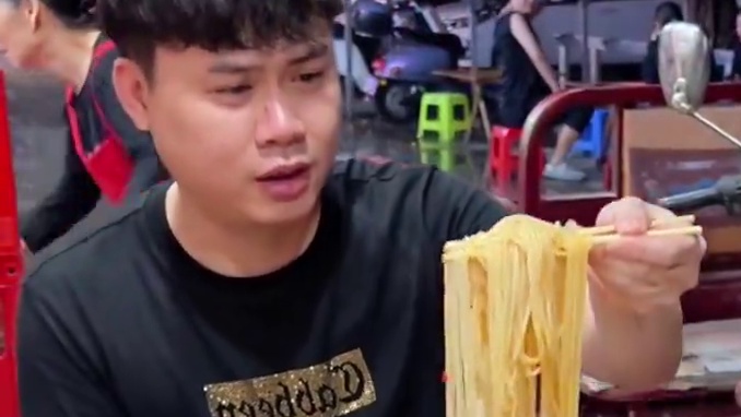 帅哥要三口吃完10碗爆辣~还要加1斤米辣椒~拿走50箱螺蛳粉~#螺蛳粉