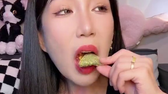 新口味很不错 浓浓的茉莉茶香和桂花的味道！粗粮制作无蔗糖无反式 4种玉米片 2种虾片 热量也很理想！