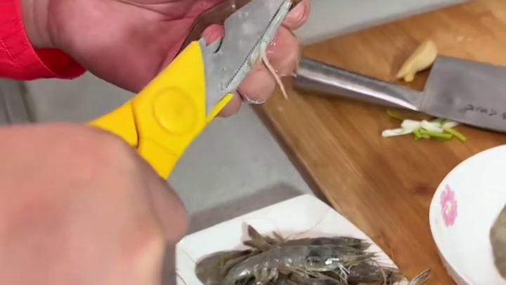 老文做的家庭版#避风塘大虾 非常好吃，做法简单看一眼就能学会，端上桌孩子都抢着吃#家常菜 #美食