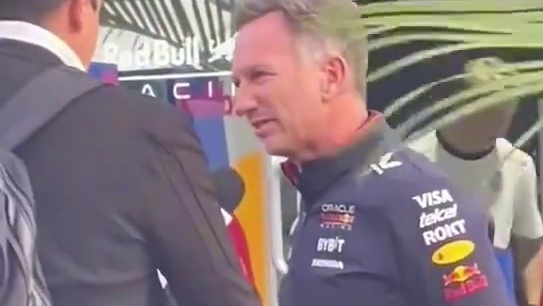 今天的正赛中劳森和佩雷兹在贴身缠斗中发生了碰撞，随后劳森在超车佩雷兹后对其比出了中指，惹怒了佩雷兹。