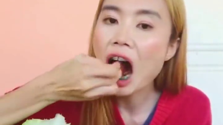 泰国美女 猪肉刺身#妈呀太香了 #好吃到停不下来 #泰国美食