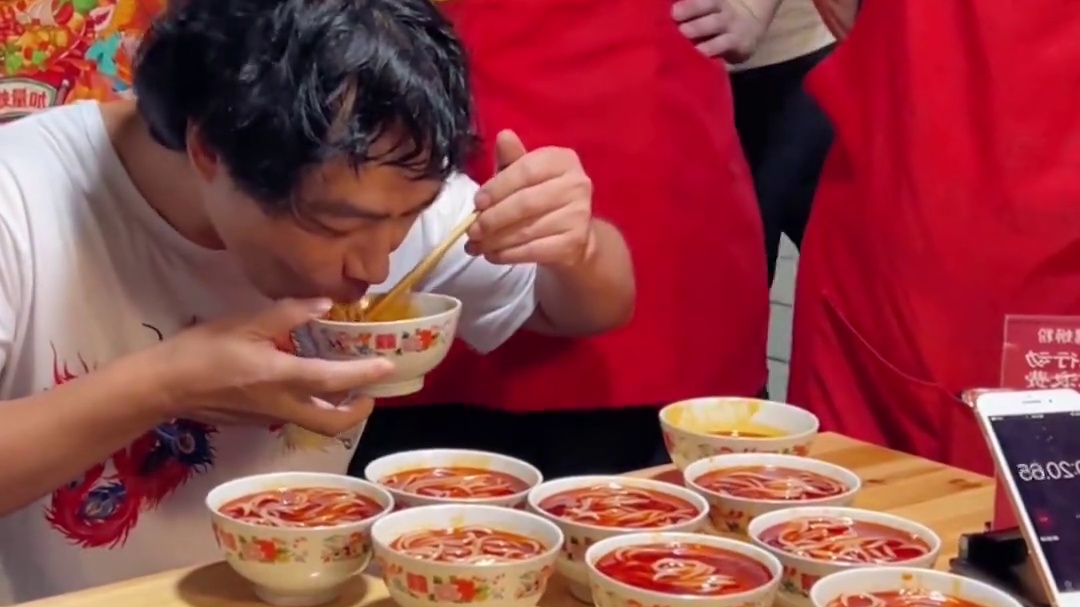 秦皇岛帅哥挑战10碗爆辣，竟然还要把汤喝完~#螺蛳粉