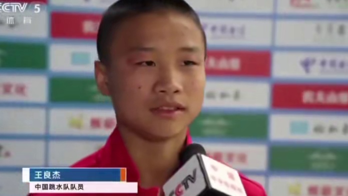 广西小将#王良杰获亚锦标赛冠军！ 一举夺得了男子10米跳台的金牌，总成绩高达495.70分。中国队包