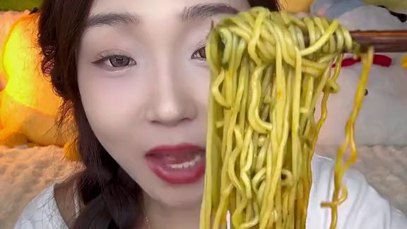 香菜脑袋的爱！白象得品质可以放心吃！越嗦越香！！#妈呀太香了 #这一碗好过瘾 #白象 #香菜面