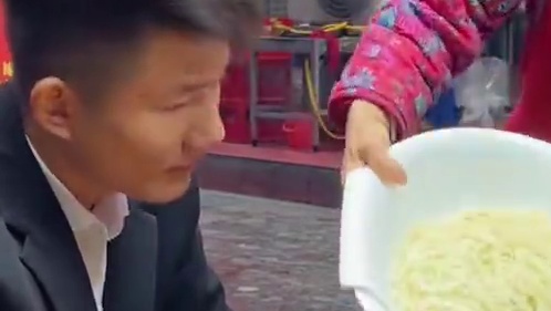 帅哥挑战5两不够，竟然还要加3两！阿姨血流2000亏啊！ #螺蛳粉。