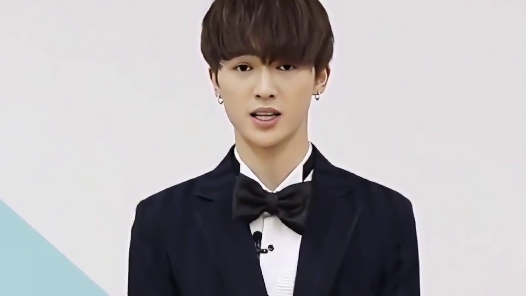 看一次笑一次，这块背景板真的不养闲人！ #偶像练习生  #选秀  #搞笑  #综艺名场面