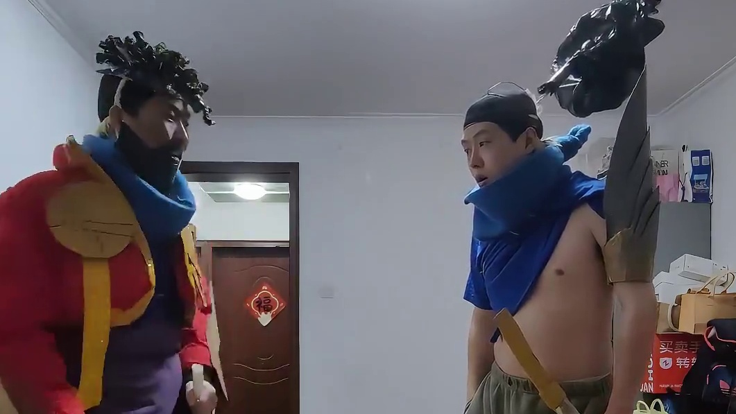 手枪当吹风机 #低成本cos #女铲 #一种很新的cosplay #金铲铲