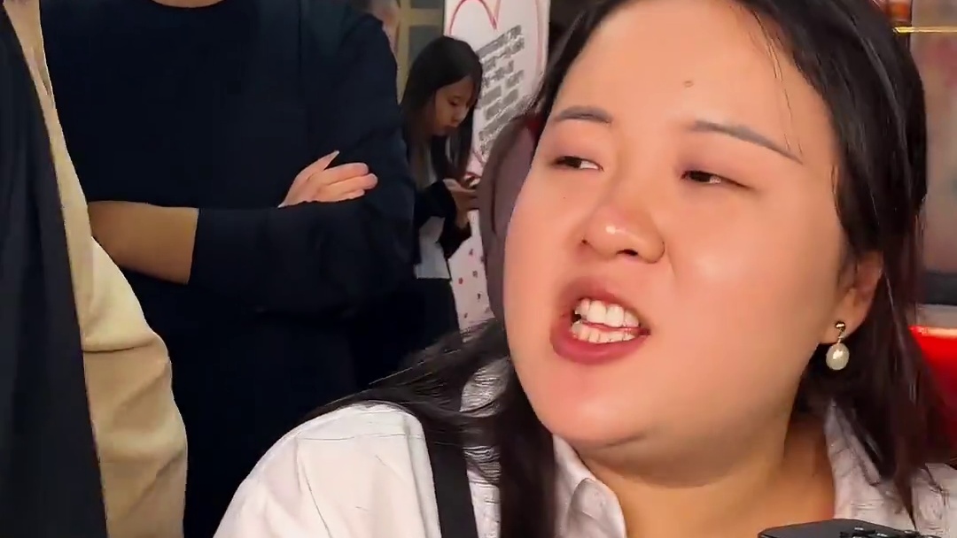 围观大爷竟然直接说挑战妹妹没人敢娶？胖妹真是听不下去了！#美食 #挑战 #米线#这一碗好过瘾 #妈呀