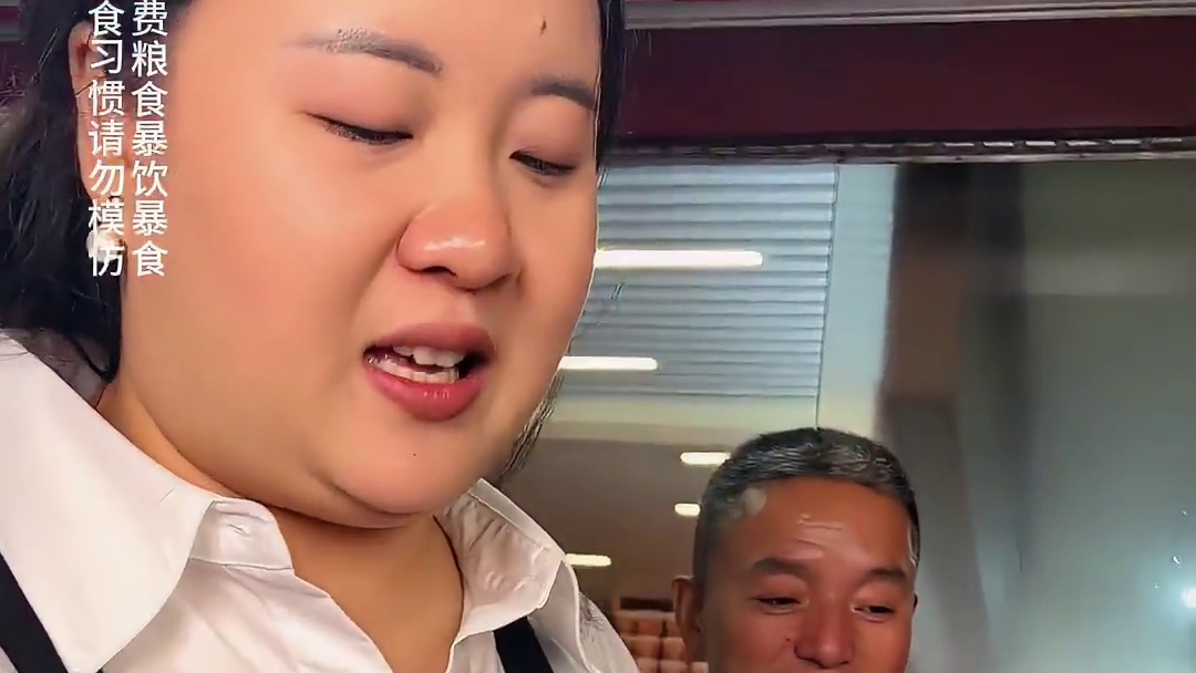 美女律师挑战25两米线，居然被围观大爷说没人娶？#美食 #挑战 #米线 #妈呀太香了 #这一碗好过瘾