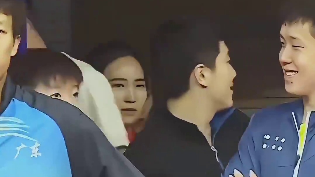 曼昱高远在嬉闹，大头在远处偷笑，以为大头在和高远说话，没想到后面还有个妹宝，满满的氛围感啊。#孙颖莎