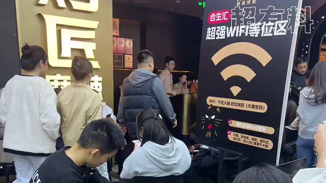 #排队是对美食的专属致敬 一生爱吃的中国人委屈了啥，都不能委屈了这张嘴！