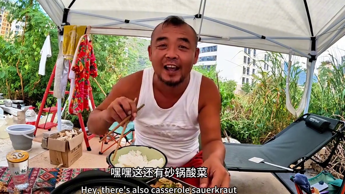 沙大厨做两个菜，砂锅酸菜粉条配蒸白肉，这个厨艺真厉害#户外美食