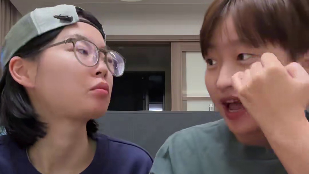 居然这么好吃 #搞笑 #测评 #室友 #巧兮兮金条巧克力