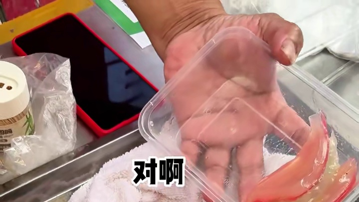 南昌街头偶遇一块一片的彩虹冰糖凉糕！据说是南昌人的童年回忆～吃起来糯糯叽叽的真的嘎嘎好吃！#地方特色