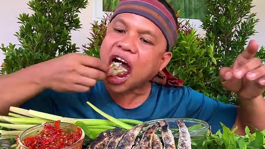 阿嘎吃辣椒酱️木蝴蝶碳烤肥蛙小河鱼 #泰国美食 #户外美食 #美食 #泰国生活