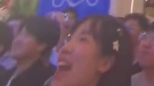 后悔结束录制按早了！结束的下一秒BLG就拿下一血，身边是震耳欲聋的欢呼声！