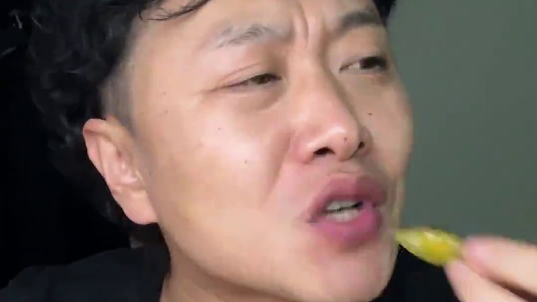 今天领你们看看在韩国消费降级第二天能吃点啥？兄弟们
#韩国便利店美食 #三角饭团 