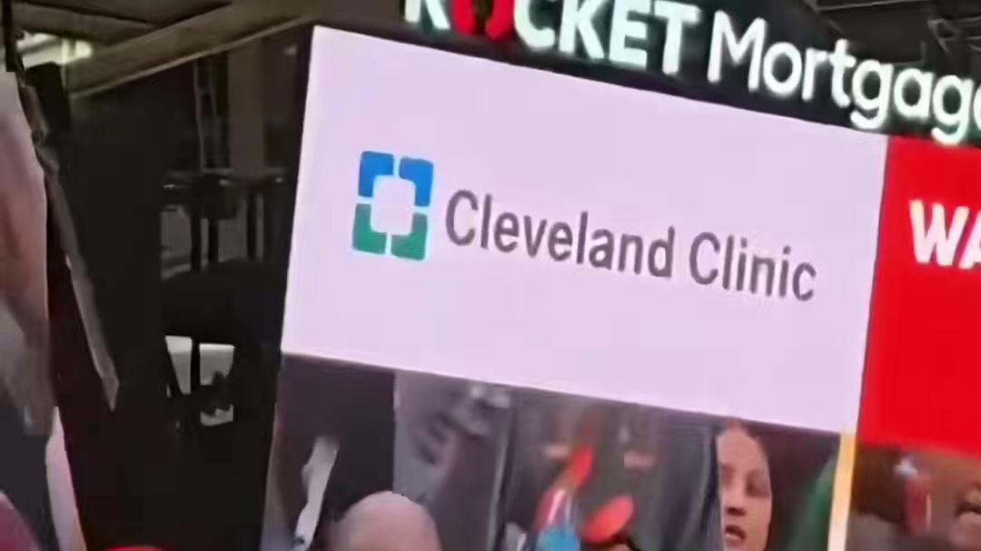 詹姆斯父子重回克利夫兰引欢呼！