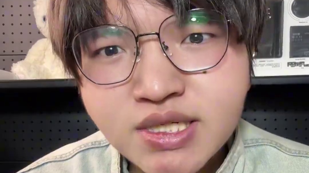 厂商集体哭诉手机涨价，消费者就容易了吗？到头来只有荣耀还在坚持初心。#国产手机十年平均售价涨了近17