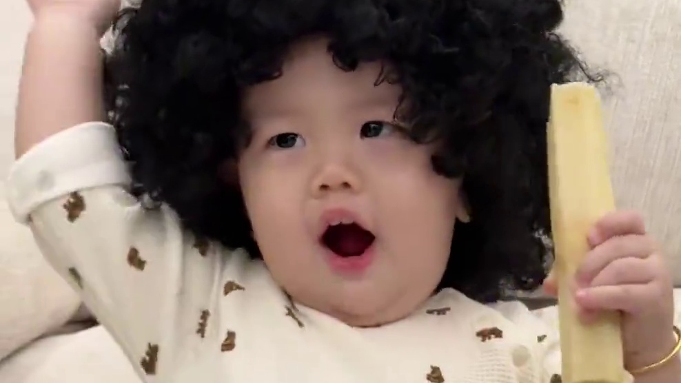 这爆炸头小孩是谁啊？这么可爱 卡哥解锁新皮肤啦！#骗你生儿子 #卡子哥的日常