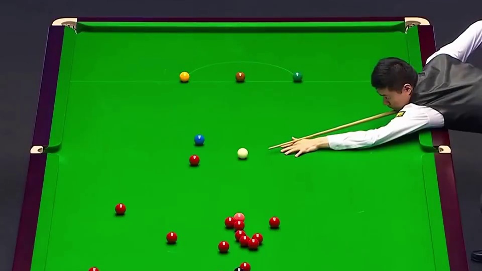 丁俊晖出杆乌龙，差点晃倒自己，脑子想出杆，身体却不配合 #台球 #斯诺克 #丁俊晖 #精彩片段