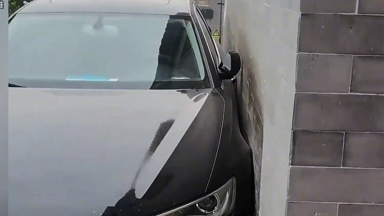 相信在座的各位都有这个车技吧！#停车 #北京胡同 #极限￼