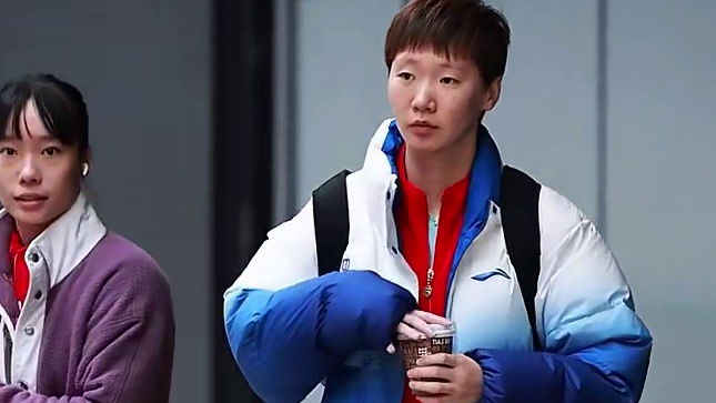 王楚钦出发准备比赛，小石陪着曼昱，体能教练也跟着了