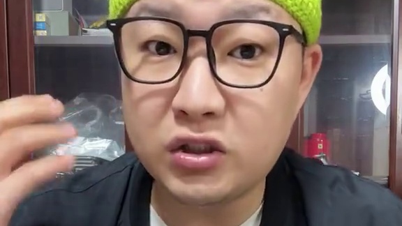 4元一颗的巨无霸葡萄？真的好吃吗？ #美食测评 #老胡的美好生活 #巨无霸葡萄 #御品葡萄 #舌尖上