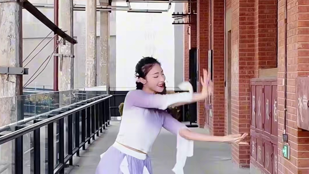 风箫声动 光转玉壶～太喜欢这种温温柔柔的曲子了！
#古典舞 #原创 #青玉恋