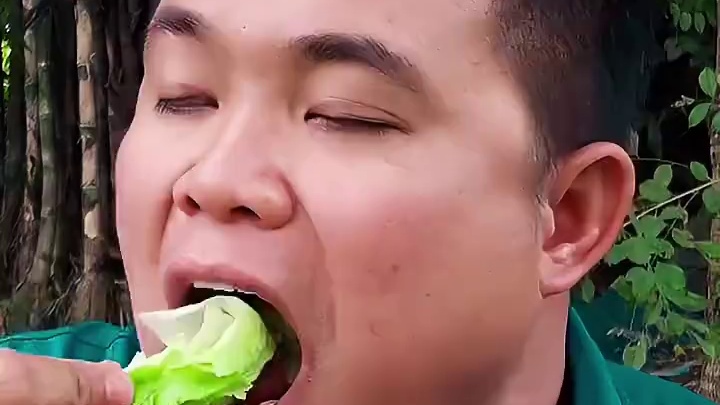 泰式️鲜辣酱汁水煮大鲍鱼螺 #泰国大叔#泰国主播吃美食视频 #舌尖上的美食 #泰国生活 #户外美食