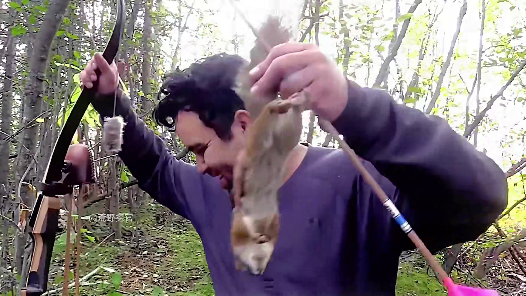 荒野独居  十一季 在及限温度能突破零下40℃的恶劣环境下，等待选手们的不只是北极的孤寂严寒和永夜，