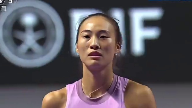 WTA年终总决赛小组赛，首次出战总决赛的郑钦文以0-2不敌萨巴伦卡。#郑钦文不敌萨巴伦卡#郑钦文#桂