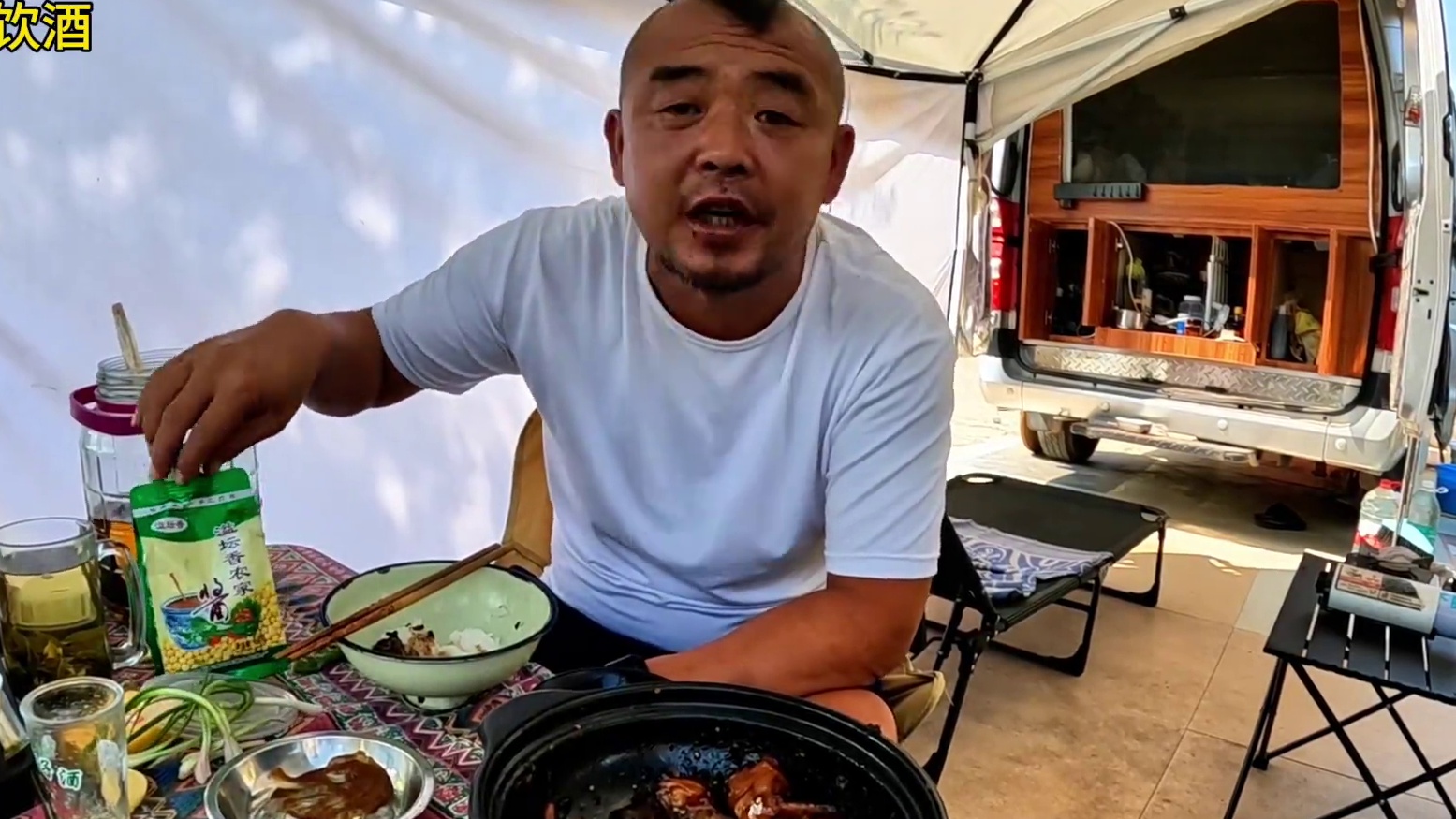 沙大厨做麻辣鲜香，一砂锅自己全干完，真厉害#户外美食