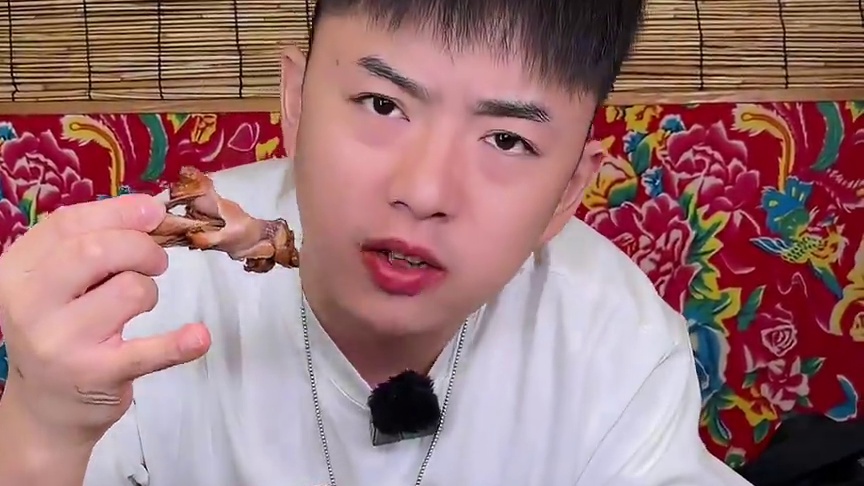 南方人终于在在降温天吃到了正宗铁锅炖！柴火焖烧，酱浓肉香，软弹顺滑的粉条配上吸饱汤汁的花卷，这一顿直