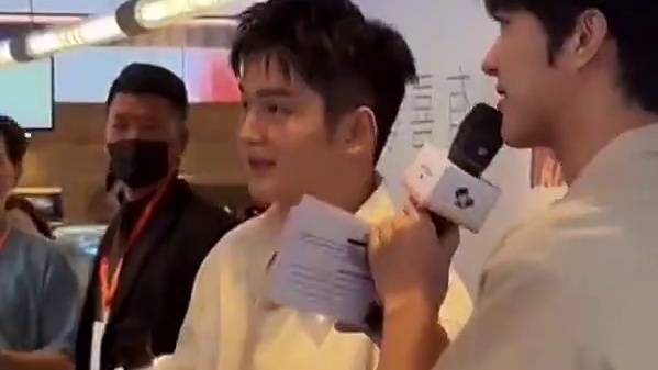 樊振东体验喜茶生活，干起来有模有样