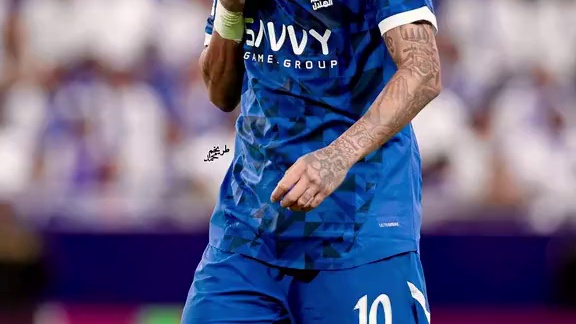 太难了！32岁巴西球星#内马尔 再遭伤退 时隔一年多刚刚伤愈复出 仅续航了42分钟又伤了#利雅得新月