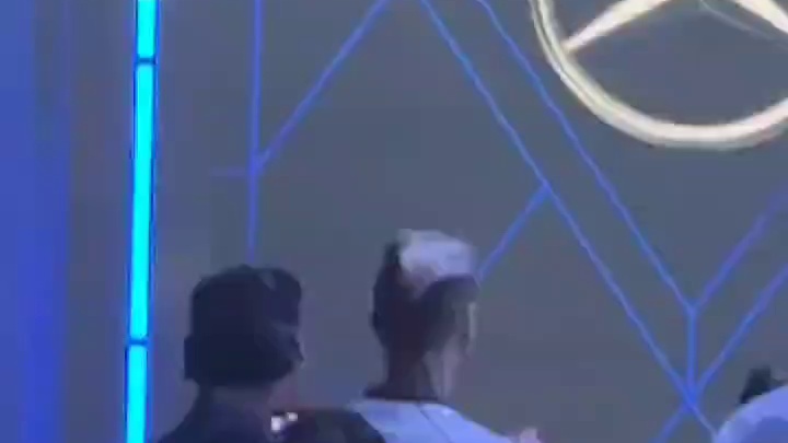 Bin独自坐在旁边若有所思，转头不看T1的捧杯时刻