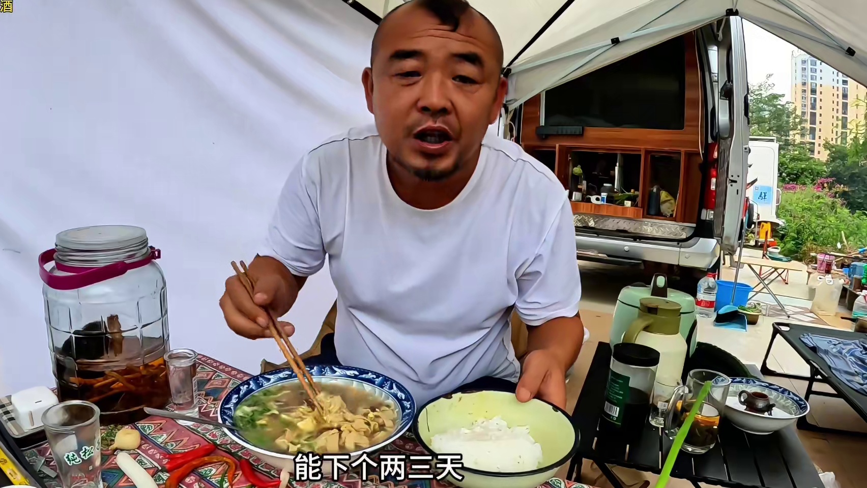 露营地终于凉快了，早餐沙大厨做一碗神汤，配上凉米饭绝了#户外美食