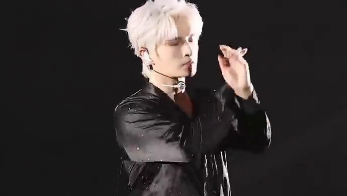 #张远万人场的含金量  漫天飞舞彩带落下，此刻所有的梦想都得到了成全 #张远