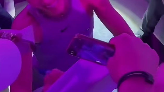 郑钦文跟粉丝接唱《最初的梦想》。问：粉丝太社牛了怎么办？郑钦文：宠着呗～哈哈哈哈哈哈哈哈哈