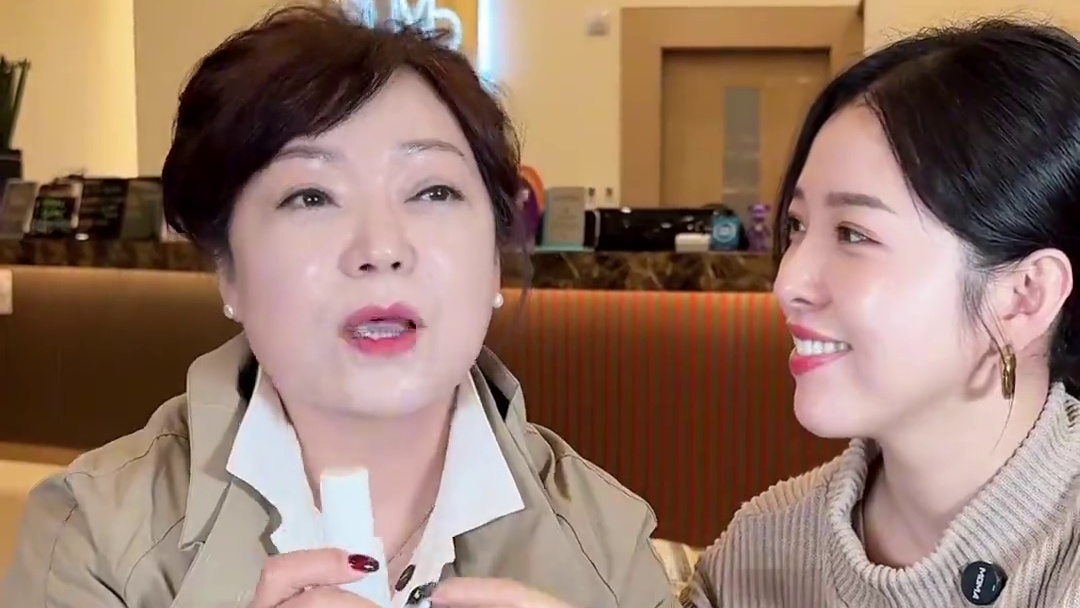 保养这块还要多跟妈妈学习，希望我63岁也能有这么好的状态#外国媳妇 #母女 #护肤