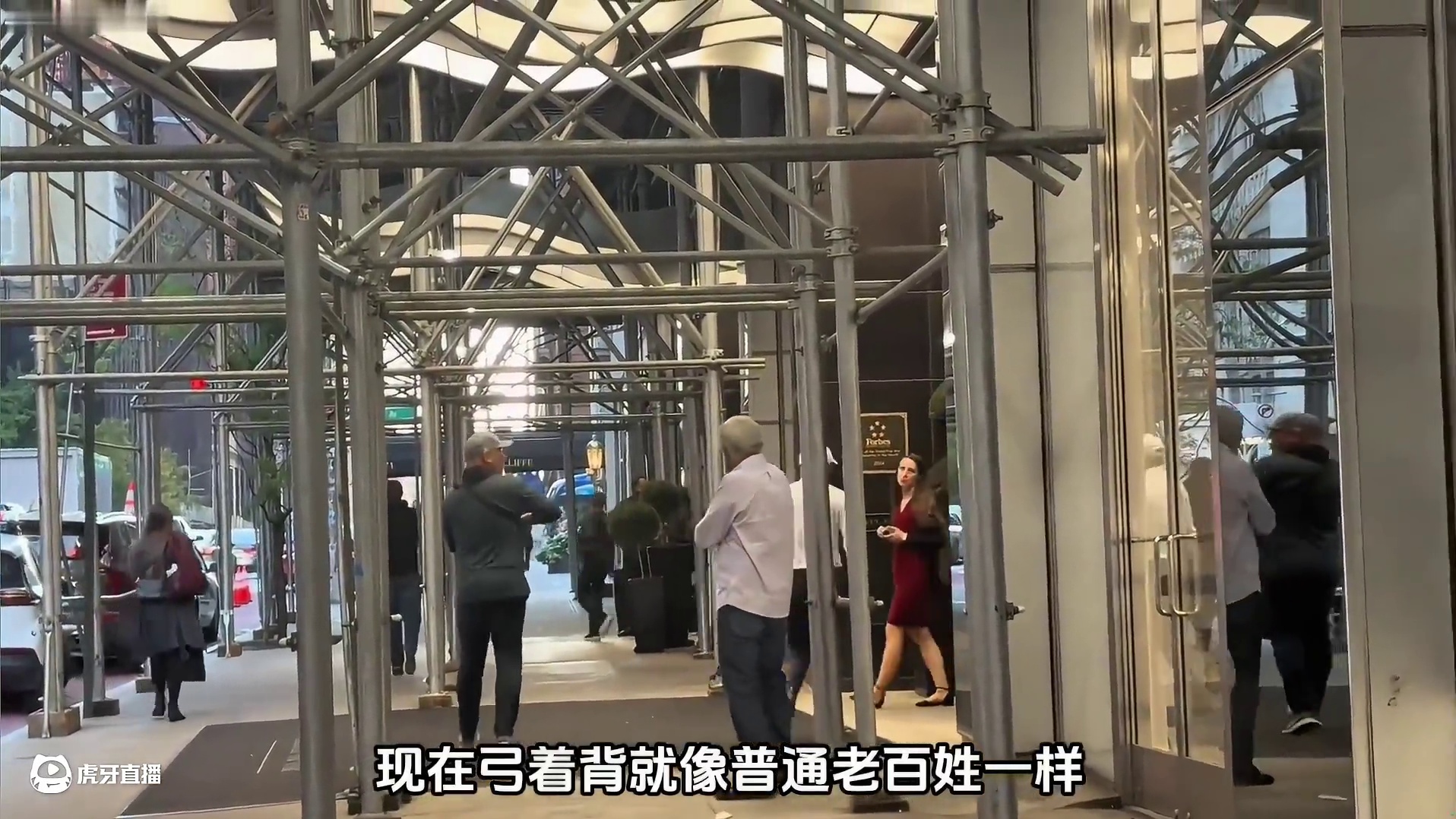 马云最新状况曝光，独自走在纽约街头#马云 #迈巴赫