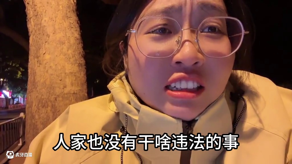 多好的爸爸！摘柿子咋了啊#王传君 #王传君扛起女儿摘柿子 #王传君为女儿交罚款摘柿子 #日常唠嗑 #