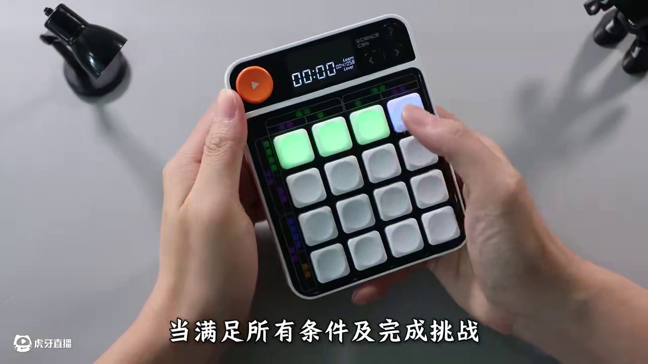 这是一个色彩版的数独方格，把数独里的数字换成了跳动的色块，孩子们根据每排的颜色数量提示，按出对应数量